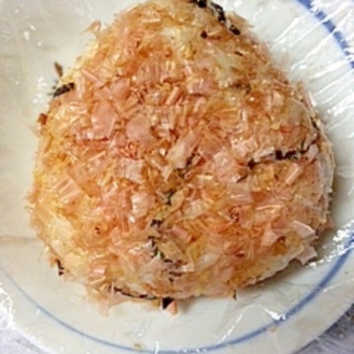 ゴマプチおにぎり～塩昆布粉チーのカツオまぶし